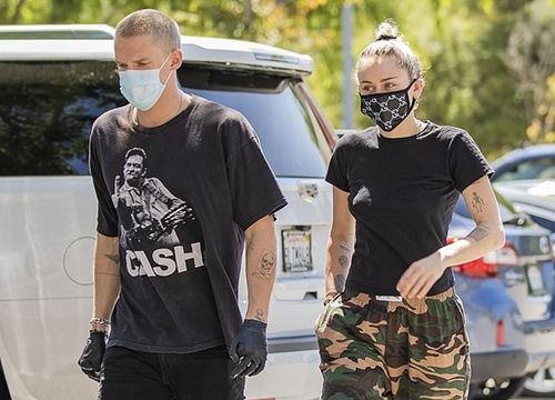 Sofia Richie mặc áo tắm, đeo khẩu trang ra biển