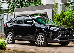 Soi chi tiết xe Toyota RAV4 bản tiêu chuẩn tại Việt Nam, có giá 2,3 tỷ đồng