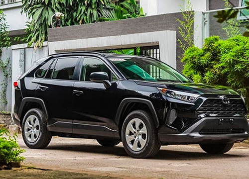 Soi chi tiết xe Toyota RAV4 bản tiêu chuẩn tại Việt Nam, có giá 2,3 tỷ đồng