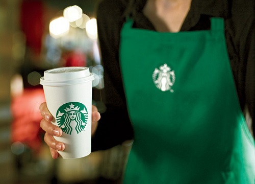 Starbucks chính thức mở cửa trở lại nhưng mỗi cơ sở chỉ cho 10 người ngồi tại quán cùng một lúc