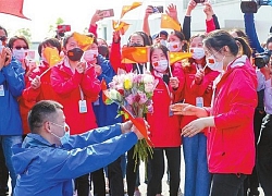 Tình yêu nảy nở của cặp đôi y tá từ nơi bệnh viện dã chiến lạnh lẽo chống dịch Covid-19 ở Vũ Hán