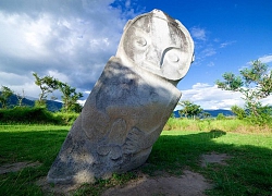 Bí ẩn hàng trăm khối cự thạch ở Indonesia