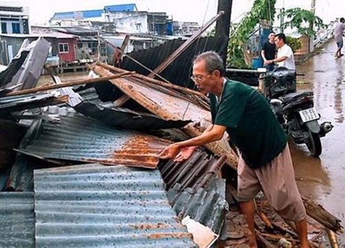 Cà Mau: Mưa, dông lốc làm tốc mái trường học và nhiều nhà dân