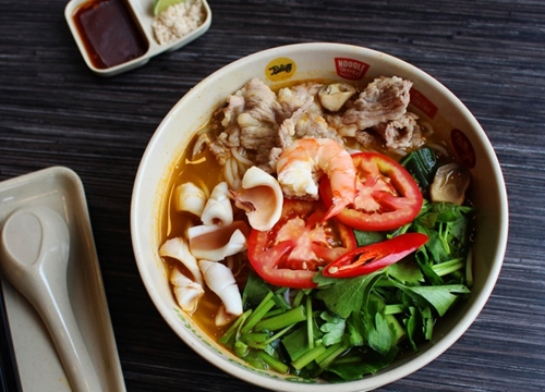 Cách nấu bún tom yum hải sản đơn giản mà ngon