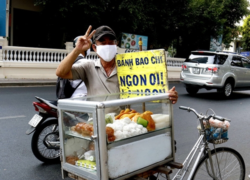 Sài Gòn bớt 'buồn' trong những ngày cách ly xã hội bởi gánh hàng rong lẻ loi