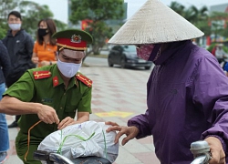 Gạo vẫn ùn ùn đổ về cây ATM miễn phí đầu tiên tại Hải Phòng