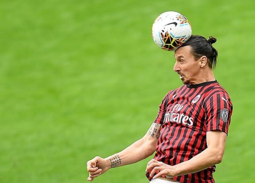 Ibrahimovic ghi bàn trong trận đấu tập tại Thuỵ Điển