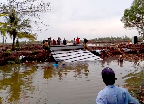 Kiên Giang: Mưa trái mùa, giông lốc làm sập hàng chục căn nhà