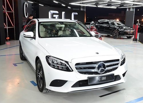 Mercedes-Benz C180 phả hơi nóng lên sedan phân khúc D