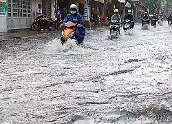 Mưa lớn ở TPHCM, nhiều tuyến đường ngập sâu