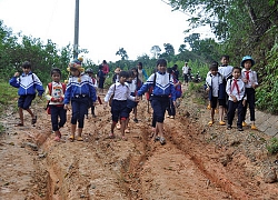 Trường ghi tên học sinh lên chén đũa để phòng dịch Covid-19