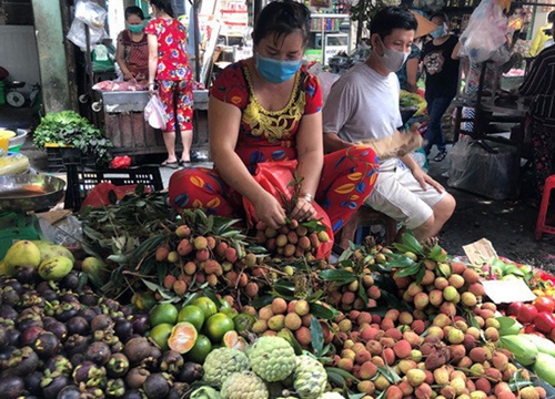 Vải đầu mùa, vừa 'chào sân' đã rớt giá