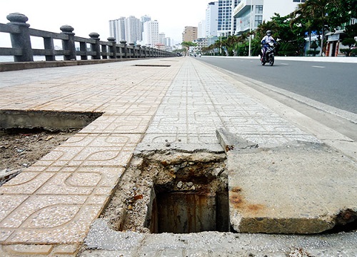 Vụ tai nạn "khóc dở mếu dở": Lỗi do người đàn ông chạy xe máy hay do hố sâu trên vỉa hè?