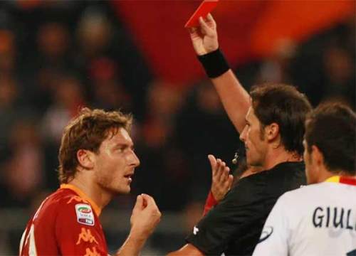 "Vua thẻ đỏ" Totti 16 lần bị đuổi: "Hoàng tử thành Rome" cũng hóa "ác quỷ"