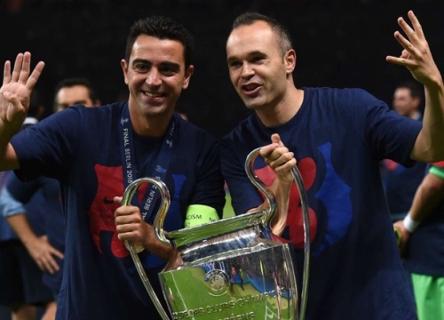 Độc giả bầu chọn tiền vệ xuất sắc giữa Xavi và Iniesta