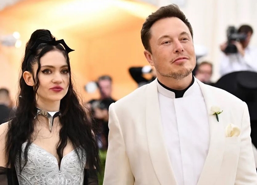 Elon Musk lại "phá đảo" Twitter: Tuyên bố giá cổ phiếu Tesla quá cao, đòi bán hết nhà cửa, bị bạn gái dỗi cũng phải kể cho thiên hạ biết