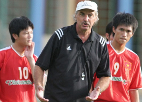 HLV Alfred Riedl: "Sang châu Âu một mình, cầu thủ Việt Nam sẽ thất bại"