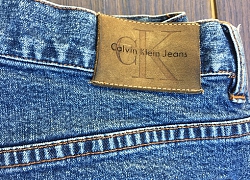 Quần jeans thì thân thuộc rồi nhưng hiếm ai biết chiếc túi mini phía trước và miếng da sau lưng có công dụng gì