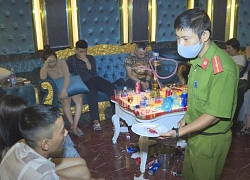 Quán karaoke ngoài đóng cửa, trong cho hàng chục nam thanh nữ tú sử dụng ma tuý