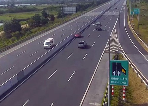 Tài xế lái ôtô ngược chiều làn 120km/h trên cao tốc Hà Nội - Hải Phòng