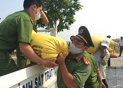 Xúc động hình ảnh công an ướt đẫm mồ hôi giúp dân phơi lúa