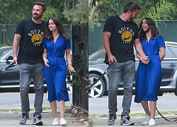 Ben Affleck tình tứ nắm tay bạn gái xinh đẹp đi dạo phố ở Ý