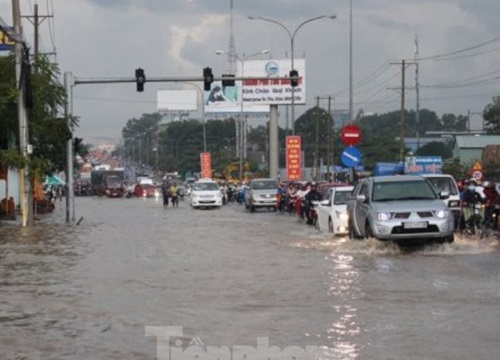 Mưa lớn kéo dài ở Bình Dương, một bé trai mất tích