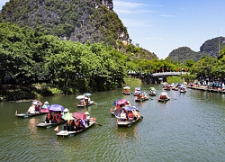 Bất chấp nắng nóng, hàng nghìn du khách đến Bái Đính, Tràng An 'giải nhiệt' cuối tuần