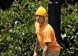 Justin Bieber gây chú ý khi đội mũ len, chơi bóng rổ trong ngày nắng nóng