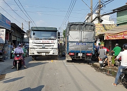 Bé gái đột nhiên lao qua đường, chui vào gầm xe tải đang chạy nhưng diễn biến sau đó mới khiến ai nấy "thất kinh"