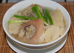 Canh măng tươi nấu giò heo