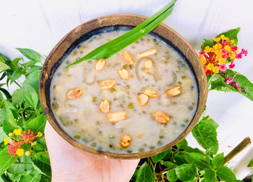 Chè đậu xanh nấu nước cốt dừa