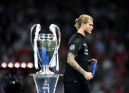 Chùm ảnh: Fan Liverpool và HLV Klopp sững sờ nghe tin Loris Karius trở về Anfield