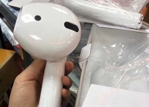 Đặt mua tai nghe AirPods trên mạng, người phụ nữ dở khóc dở cười khi hàng nhận về còn to hơn cả cái đầu