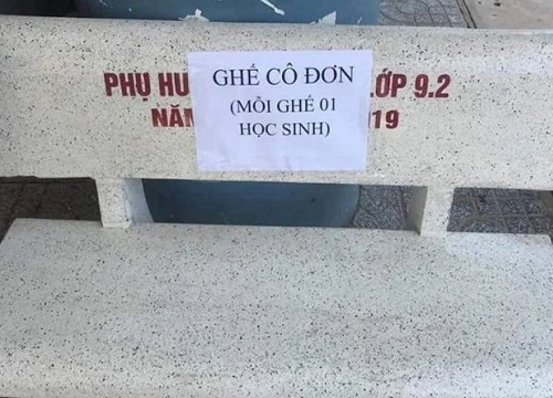 Đi học lại, học sinh ngỡ ngàng vì ghế đá hóa 'ghế cô đơn', bàn học có vách ngăn