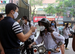 Học sinh cuối cấp Hà Nội "lên dây cót" ôn thi ngay ngày đầu đi học lại