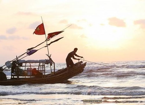 Lênh đênh những chiếc bè đánh cá ngoài khơi