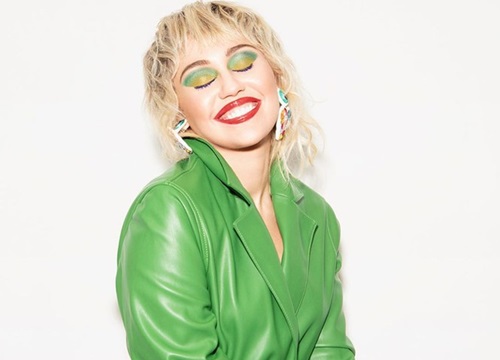 Miley Cyrus đeo găng tay, khẩu trang chống dịch chụp ảnh gợi cảm