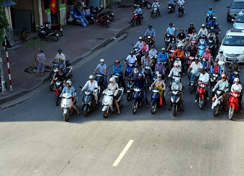 Nam thanh niên chạy xe máy "vô lý" nhất ngã tư và sự ngán ngẩm của tài xế ô tô