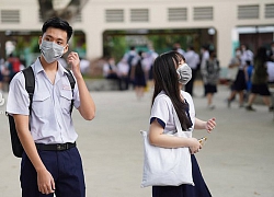 Ngày đầu trở lại trường: Học sinh đeo khẩu trang kín mít, ngồi giữ khoảng cách