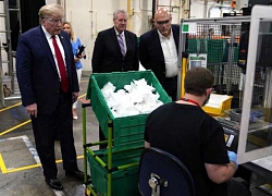 Ông Trump phớt lờ chỉ dẫn y tế khi thăm nhà máy sản xuất khẩu trang N95