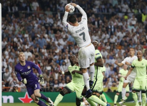 Ronaldo dùng hai tay ném bóng vào lưới và cái kết vô lý