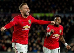 Shaw mừng rỡ khi lấy được áo của Tom Cleverly