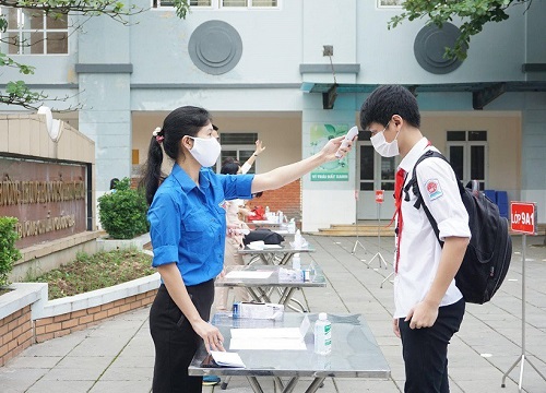 Thanh niên Thủ đô hỗ trợ biện pháp phòng dịch trong ngày đầu học sinh trở lại trường