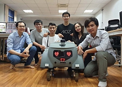 Bạn trẻ ở TP.HCM làm robot nhắc nhở người không đeo khẩu trang