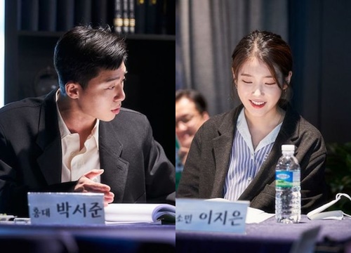 'Chủ tịch' Park Seo Joon và 'chị Nguyệt' IU tràn đầy năng lượng trong buổi đọc kịch bản phim 'Soccer'