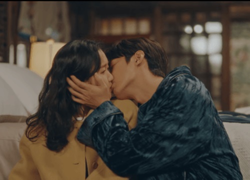 Kim Go Eun né nụ hôn của Lee Min Ho như "tránh tà" ở hậu trường Quân Vương Bất Diệt, thế này mà đồn hẹn hò gì?