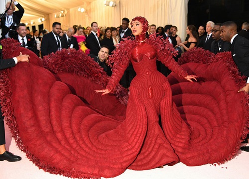 Met Gala hay "mặt trận làm lố" đỉnh cao: Lady Gaga thay đồ "tại trận", Cardi B vác cặp nhũ hoa 12 tỷ nhưng tất cả đều chào thua nam nhân nằm kiệu