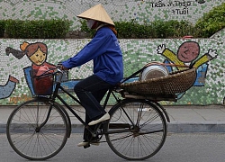 Nghẹn ngào khoảnh khắc người mẹ lam lũ đèo hai đứa con nhỏ trong ngày mưu sinh: Sau này lớn lên nhớ thương mẹ con nhé!