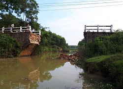 Quảng Trị: Cầu độc đạo sập trong đêm